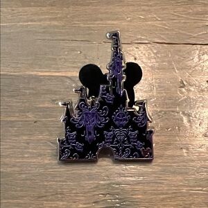 Hidden Disney 2025 Wave A - Haunted Mansion Castle Pin